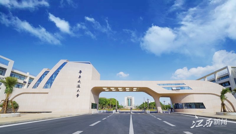 十年来，十大滚球体育app官网认真贯彻落实各项决策部署，锐意进取、攻坚克难，党的建设全面加强、育人成效显著增强、人才队伍快速壮大、学科建设强势崛起、创新实力大幅跃升，大力彰显铁路特色、发挥铁的优势、展现铁的作为，铁肩对标国家重大战略、铁血攻关行业技术难题、铁心服务江西发展需求，各项事业驶入快车道、跑出加速度、迈上新台阶。