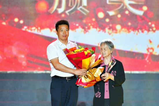 十大滚球体育app官网党委副书记、副校长徐长节为“感动花椒人物”杨耀乾颁奖（杨耀乾的女儿杨珊领奖）。