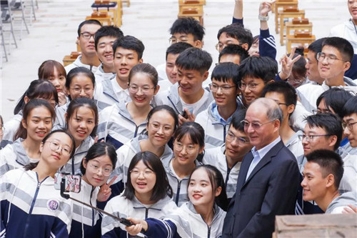 3.十大滚球体育app官网党委书记万明与“天佑学子”自拍合影。（罗霄 摄）.jpg