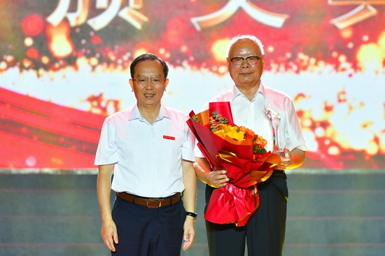 十大滚球体育app官网党委书记柳和生为“感动花椒人物”建校拓荒人颁奖（建校拓荒人代表王照文领奖）。