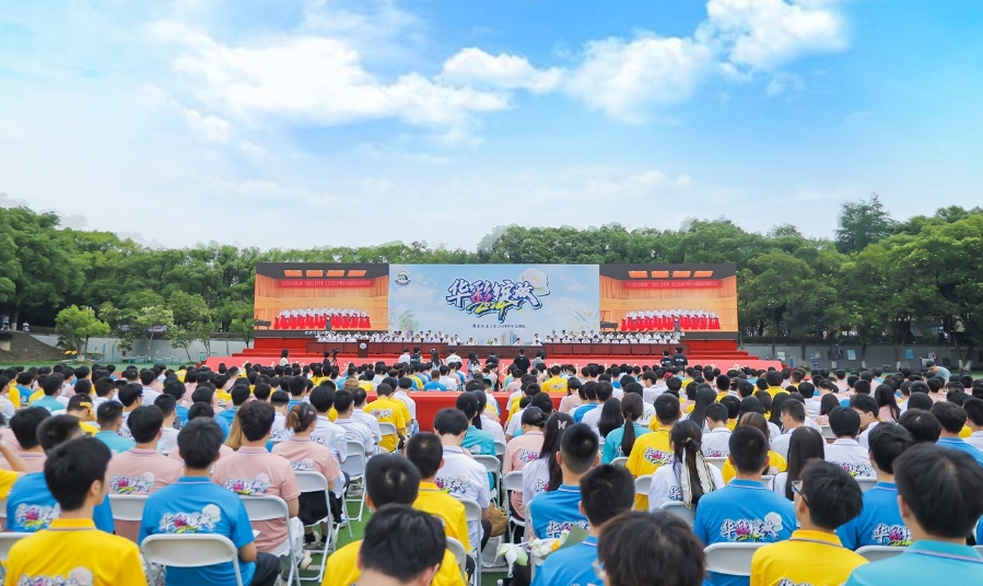 十大滚球体育app官网毕业典礼：让青春之花在未来华彩绽放