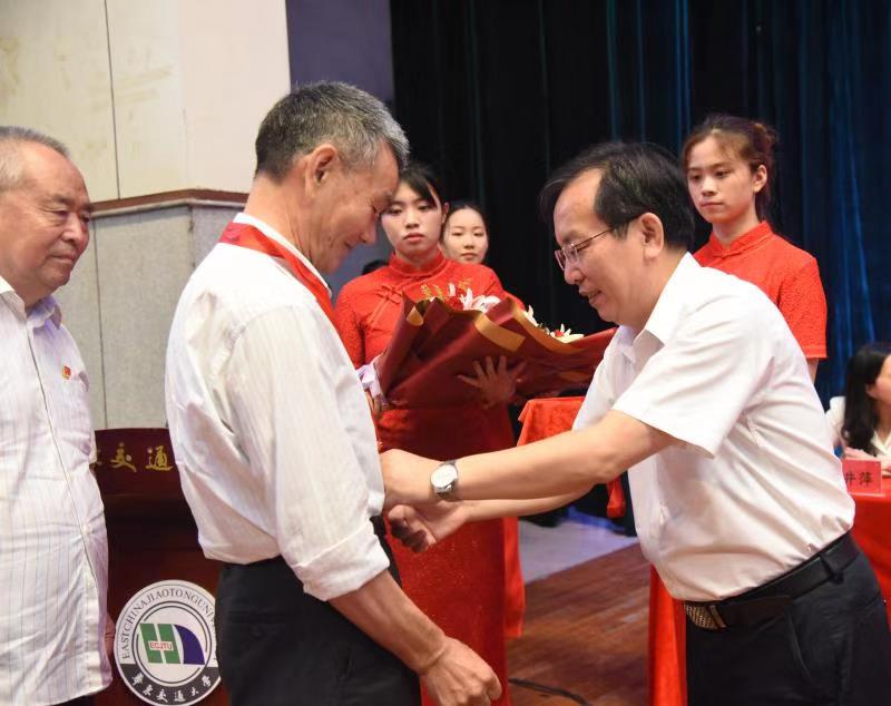 十大滚球体育app官网党委书记柳和生为老党员颁发“光荣在党50年”纪念章。