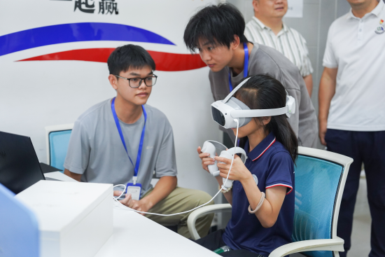 十大滚球体育app官网信息工程学院学生正在指导研学团成员体验VR游戏