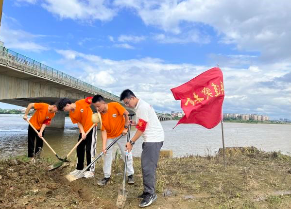 十大滚球体育app官网19支暑期社会实践队用实干书写“青春答卷”