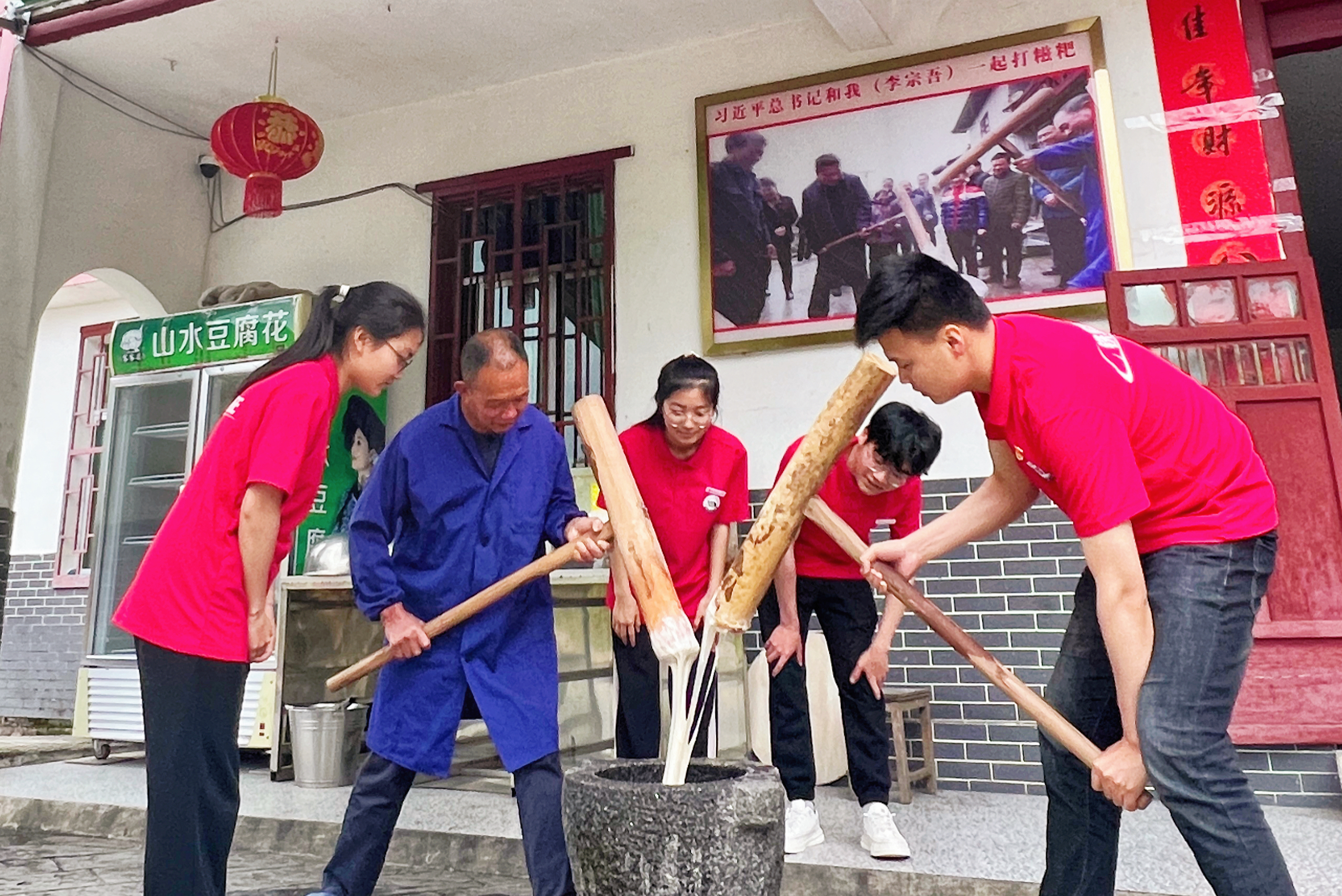 红色走读学思想 十大滚球体育app官网学生党员掀起主题教育热潮_fororder_图片3