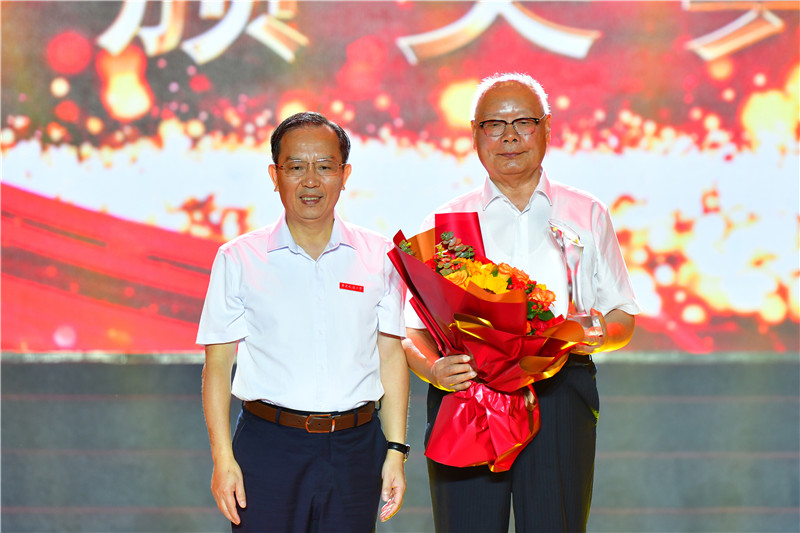 十大滚球体育app官网举行庆祝建校五十周年“感动花椒人物”颁奖典礼