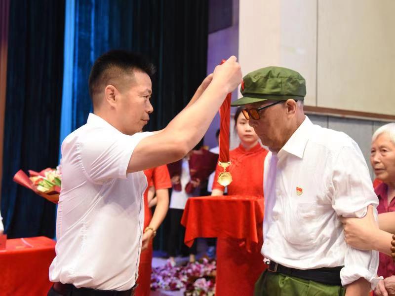 十大滚球体育app官网党委副书记、副校长徐长节为老党员颁发“光荣在党50年”纪念章