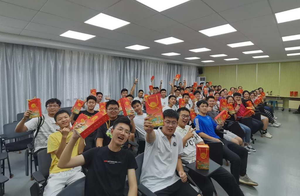 五秩芳华 交心于你 十大滚球体育app官网为全体学生发放定制版月饼
