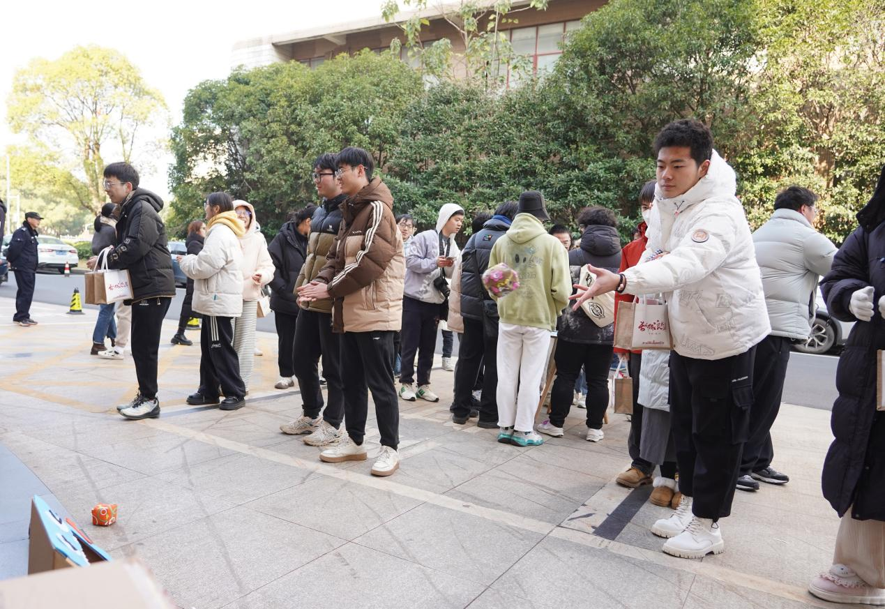 长风破浪终上岸 十大滚球体育app官网暖心慰问考研学子